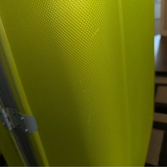 Neon yellow suitcases - Picture 14 of 14